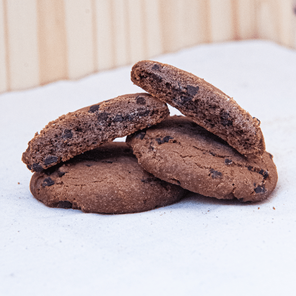 Découvrez notre cookie tout chocolat, une fusion parfaite de croquant et de fondant à chaque bouchée. Fabriqué avec du chocolat noir de qualité supérieure, ce cookie vous offre une expérience gourmande inoubliable grâce à son goût riche et intense en cacao.