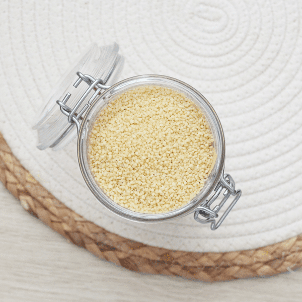 Découvrez notre couscous blanc, une semoule légère et versatile, prête en quelques minutes. Offrant une texture tendre et un goût neutre, notre couscous moyen est l'accompagnement idéal pour une variété de plats.