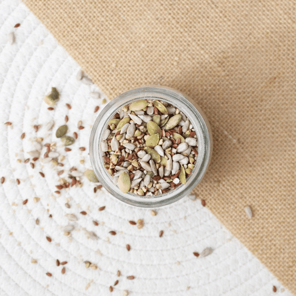 Explorez notre mélange de graines, une fusion équilibrée de saveurs et de bienfaits nutritionnels. Combinant la richesse de graines de tournesol, de courge et de sésame, ce mélange polyvalent apporte une touche croquante à vos repas.
