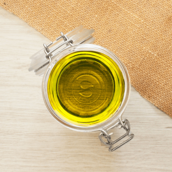 Notre huile d'olive vierge extra douce, de catégorie supérieure d'Espagne, est extraite directement des olives grâce à des procédés mécaniques. Cette méthode garantit la préservation maximale des arômes et des bienfaits nutritionnels.