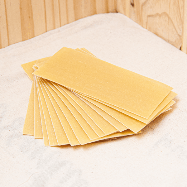 Découvrez nos lasagnes blanches, des pâtes plates idéales pour créer de délicieuses lasagnes maison. Fabriquées à partir de semoule de blé dur de qualité, ces lasagnes offrent une texture parfaite pour absorber les sauces.