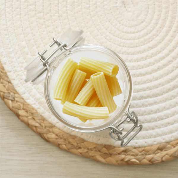 Explorez nos macaronis blancs, des pâtes savoureuses qui conservent leur fermeté. Fabriqués à partir de semoule de blé dur de qualité, ces macaronis offrent une forme classique et une texture parfaite pour retenir les sauces.