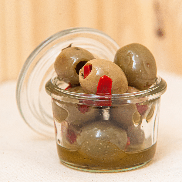 Découvrez nos olives vertes aux poivrons rouges. Ces délicieuses bouchées méditerranéennes apporteront une explosion de saveurs à vos apéritifs. Cette combinaison offre la fraîcheur des olives et la douceur des poivrons rouges.