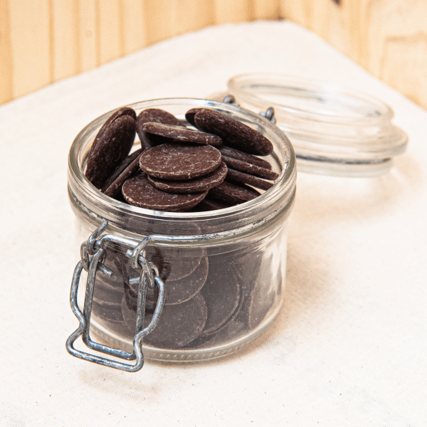 Découvrez nos palets de chocolat noir, des petites bouchées intenses pour sublimer vos créations sucrées. Élaborés avec un chocolat de qualité, ils offrent une expérience chocolatée profonde, parfaite pour vos brownies et desserts.