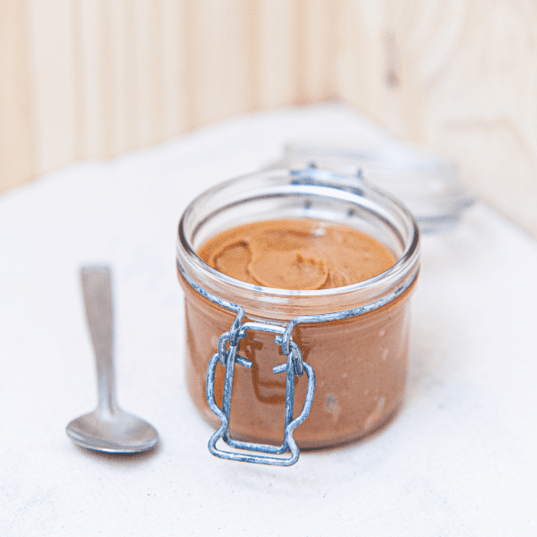 Notre peanut butter toasté est une source riche en protéines, lipides et acides gras insaturés. Sans huile de palme, cette préparation offre une expérience gustative intense, parfaite pour les amateurs de beurre de cacahuètes authentique.