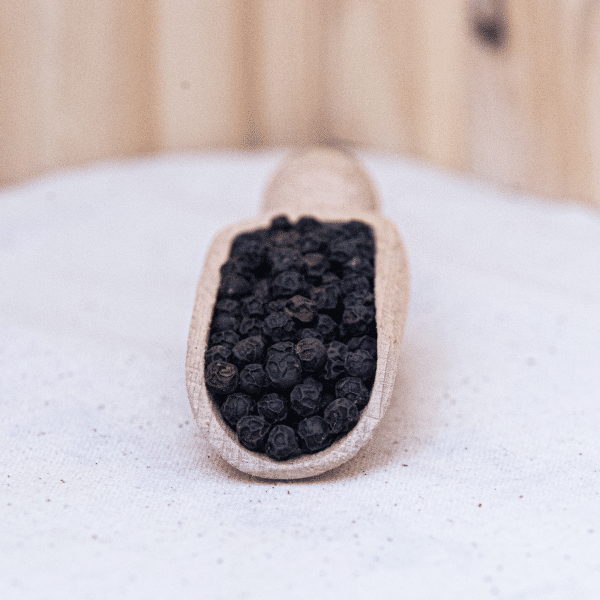 Explorez noir poivre noir de Kampot, une épice d'exception cultivée dans la région cambodgienne de Kampot. Prisé pour son arôme riche et sa saveur intense, ce poivre noir est récolté à la main, puis séché pour préserver toute sa complexité.
