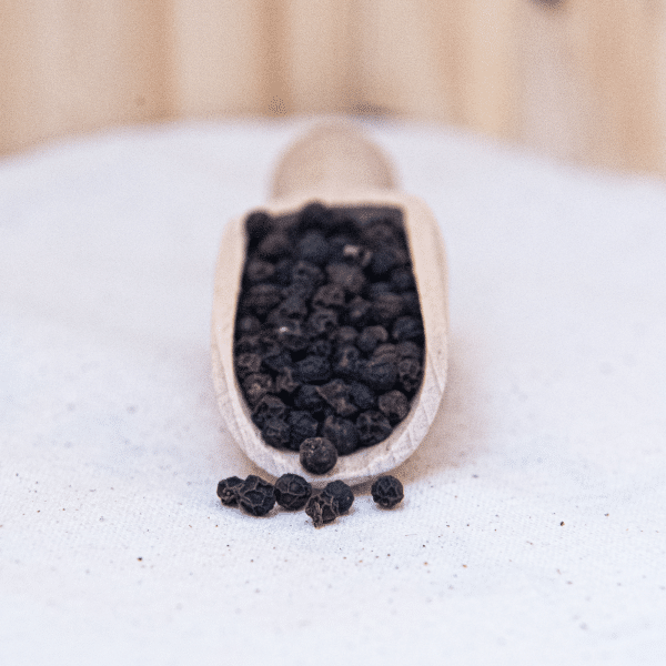 Explorez notre poivre noir en grain, une épice classique mais intense qui ajoute une profondeur de saveur à vos plats. Récolté à maturité, chaque grain est ensuite séché pour révéler des arômes robustes, piquants et très puissants.