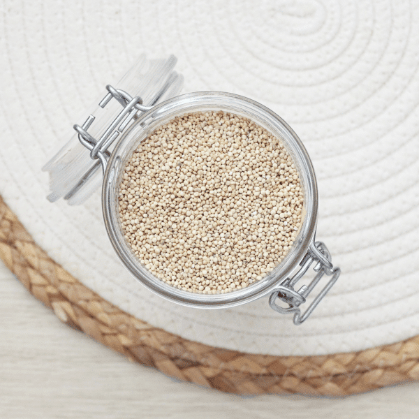 Découvrez notre quinoa complet, une source nourrissante de protéines et de fibres essentielles. Offrant une texture légèrement croquante et un goût authentique, le quinoa complet enrichit vos recettes de ses bienfaits.