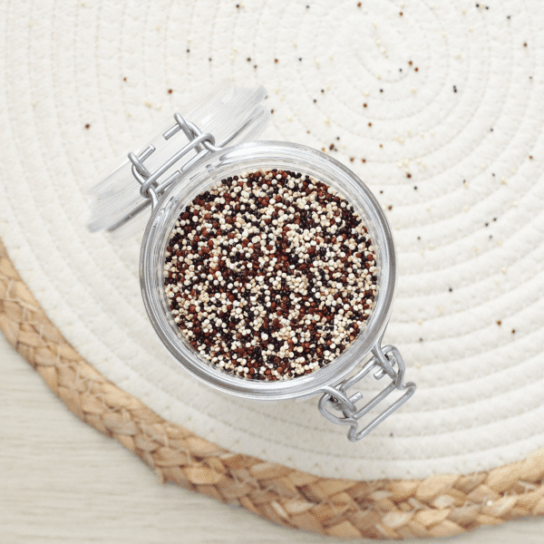 Explorez notre trio de quinoa, une harmonie de trois variétés de quinoa offrant une diversité de textures et de saveurs. Composé de quinoa blanc, rouge et noir, ce mélange polyvalent ajoute une dimension riche à vos plats.