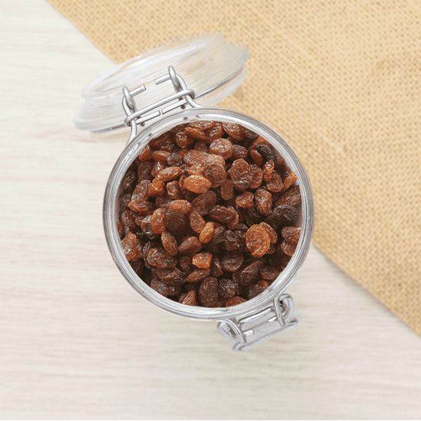 Découvrez nos raisins secs sultanines, de petites perles dorées gorgées de douceur naturelle. Ces raisins sultanines offrent une texture moelleuse et une saveur sucrée, parfaite pour les collations saines ou en ajout à vos recettes.