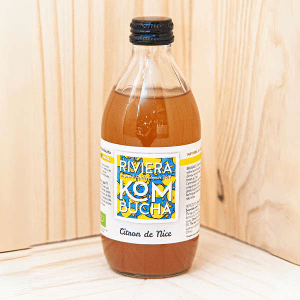 Riviera Kombucha vous propose son kombucha citron, une boisson de thé fermenté non filtrée et non pasteurisée. Détoxifiante et antioxydante, riche en probiotiques actifs, elle renforce votre microbiote. Bouteille de 33cl