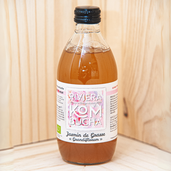 Riviera Kombucha vous propose son kombucha jasmin, une boisson de thé fermenté non filtrée et non pasteurisée. Détoxifiante et antioxydante, riche en probiotiques actifs, elle renforce votre microbiote. Bouteille de 33cl