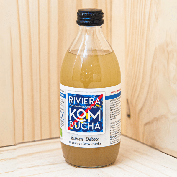 Riviera Kombucha vous propose son kombucha super détox, une boisson de thé fermenté non filtrée et non pasteurisée. Détoxifiante et antioxydante, riche en probiotiques actifs, elle renforce votre microbiote. Bouteille de 33cl