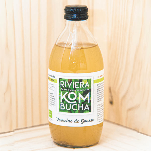 Riviera Kombucha vous propose son kombucha verveine, une boisson de thé fermenté non filtrée et non pasteurisée. Détoxifiante et antioxydante, riche en probiotiques actifs, elle renforce votre microbiote. Bouteille de 33cl