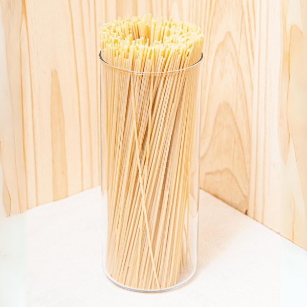 Découvrez nos spaghettis blancs, des pâtes longues qui incarnent la tradition italienne. Fabriqués à partir de semoule de blé dur de qualité, ces spaghettis offrent une texture ferme et une excellente capacité à retenir les sauces.