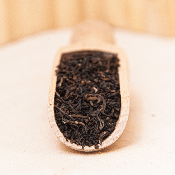 Plongez dans l'excellence de notre thé noir Darjeeling, un thé noir corsé et épicé. Ce breuvage d'exception offre une expérience gustative unique, idéale pour agrémenter votre "tea-time".