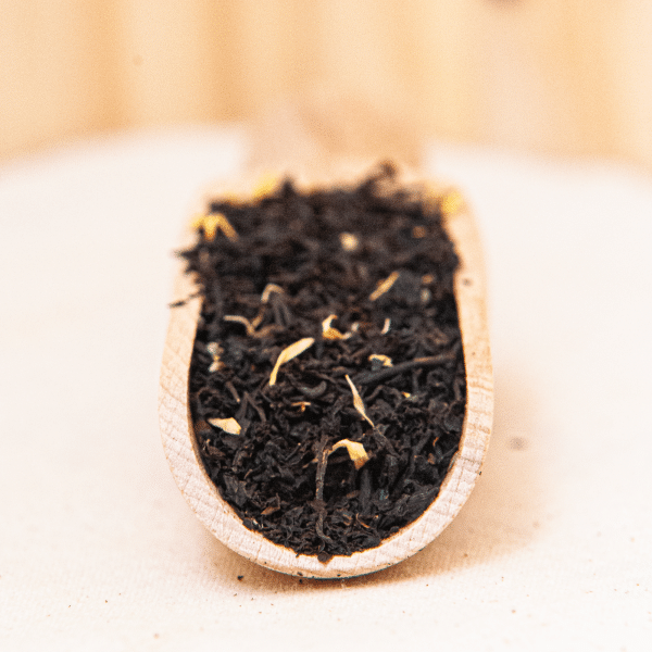 Laissez-vous transporter par notre thé noir Earl Grey, une symphonie subtile de thés noirs soigneusement sélectionnés, agrémentés de notes parfumées de bergamote et d'orange.