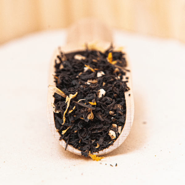Succombez à l'univers enchanteur de notre thé noir à la fleur d'oranger, une infusion délicate qui évoque la douceur des navettes, ces biscuits provençaux de notre enfance.