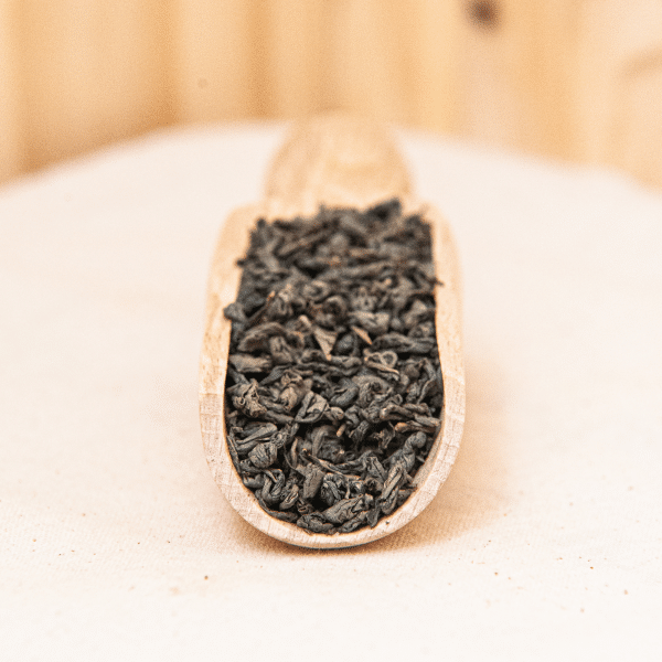 Plongez dans l'art du thé avec notre thé vert Gunpowder. Ses feuilles délicatement roulées en petites boules régulières se déploient dans la théière, libérant un bouquet d'arômes frais.