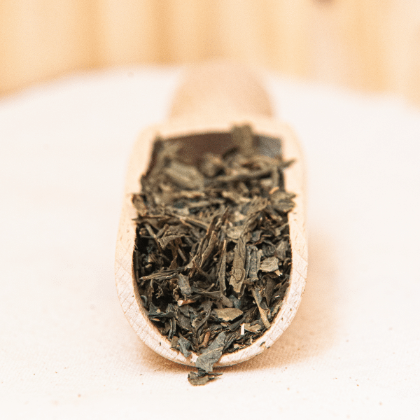 Succombez à notre thé vert Sencha, une véritable invitation à l'élégance et à la fraîcheur. Son infusion, d'une belle teinte jaune d'or, révèle un goût agréablement doux, rafraîchissant et léger.
