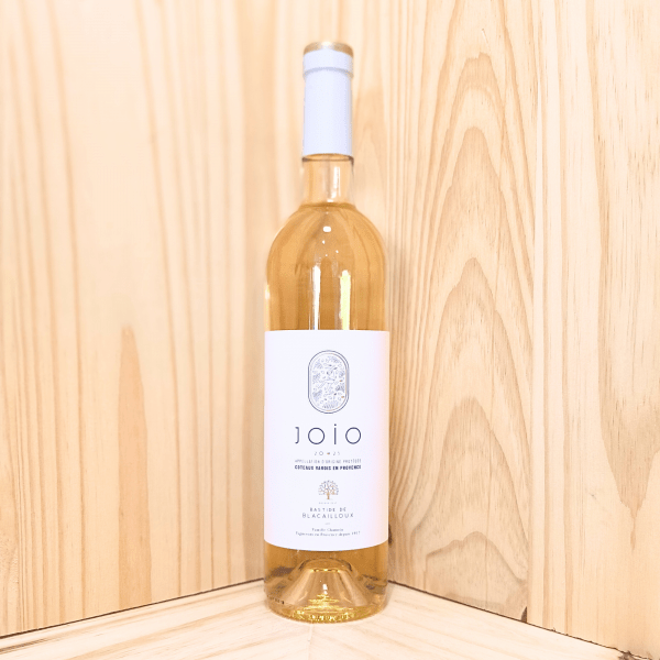 Joio Blanc de Bastide Blacailloux est un vin blanc aérien et frais, capturant la lumière et la pureté du terroir provençal. Ses arômes floraux et fruités en font une expérience sensorielle délicate et raffinée.