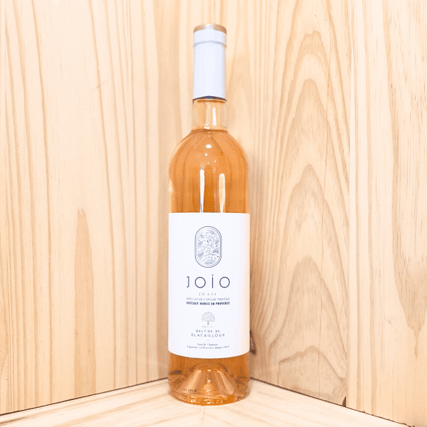 Joio Rosé de Bastide Blacailloux vous propose un vin rosé élégant, avec des notes de fruits rouges et d'agrumes. Il incarne la douceur et la vivacité de la Provence, offrant une dégustation rafraîchissante et harmonieuse.