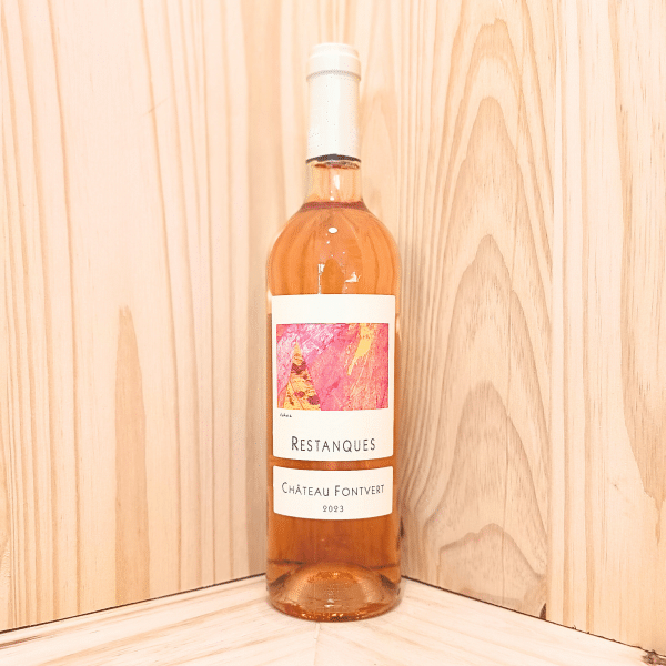 Restanques Rosé de Château de Fontvert vous offre un vin rosé élégant et délicat, aux arômes de fruits rouges frais et d'agrumes. Ce rosé biodynamique capture la fraîcheur et la légèreté du Luberon pour une expérience estivale agréable.