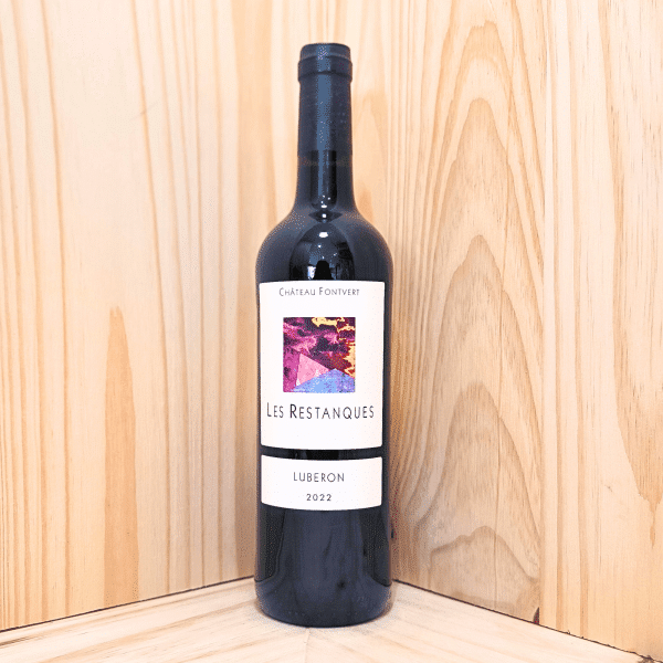 Restanques Rouge de Château de Fontvert est un vin rouge riche et élégant, élaboré avec des méthodes biodynamiques pour préserver la pureté du terroir. Ses arômes de fruits rouges et d'épices offrent une dégustation profonde et harmonieuse, reflétant l'authenticité du Luberon.