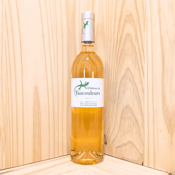 Le Vin Blanc de Château de Vaucouleurs propose un vin blanc éclatant et élégant, avec des notes florales et de fruits à chair blanche. Arborant le Lézard Vert emblématique, il reflète la pureté et la finesse de ce terroir unique, parfait pour une dégustation délicate.