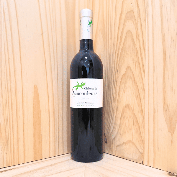 Le Vin Rouge de Château de Vaucouleurs est un vin riche et intense, aux arômes profonds de fruits noirs et d'épices. Chaque gorgée incarne l'élégance et la complexité du terroir de Puget-sur-Argens, offrant une expérience gustative raffinée et mémorable.