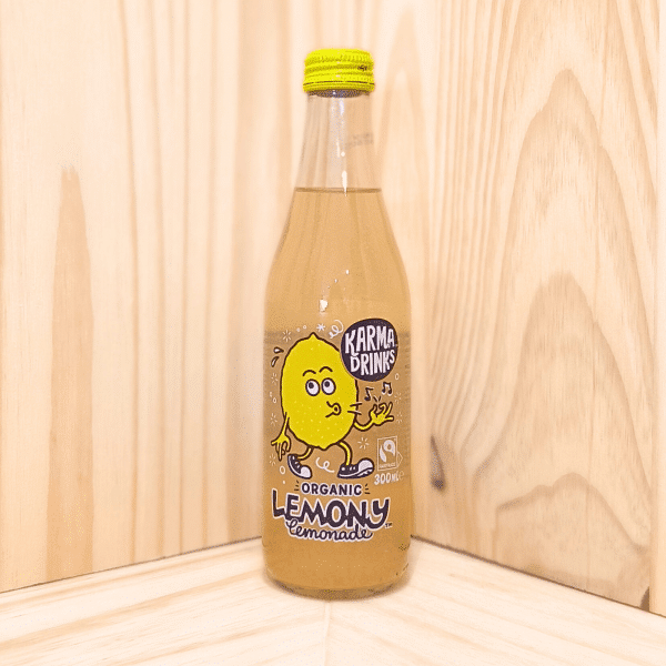 Lemony de Karma Drinks vous offre une limonade rafraîchissante, parfaite pour étancher votre soif avec une touche de citron acidulé et de sucre de canne éthique. Bouteille de 30cl