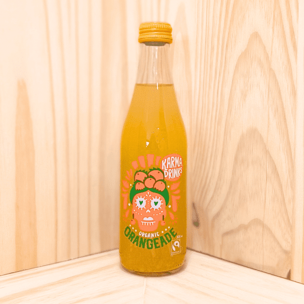 Orangeade de Karma Drinks vous séduira avec son mélange rafraîchissant d'oranges juteuses et de sucre de canne éthique, offrant une expérience gustative pleine de soleil. Bouteille de 30cl