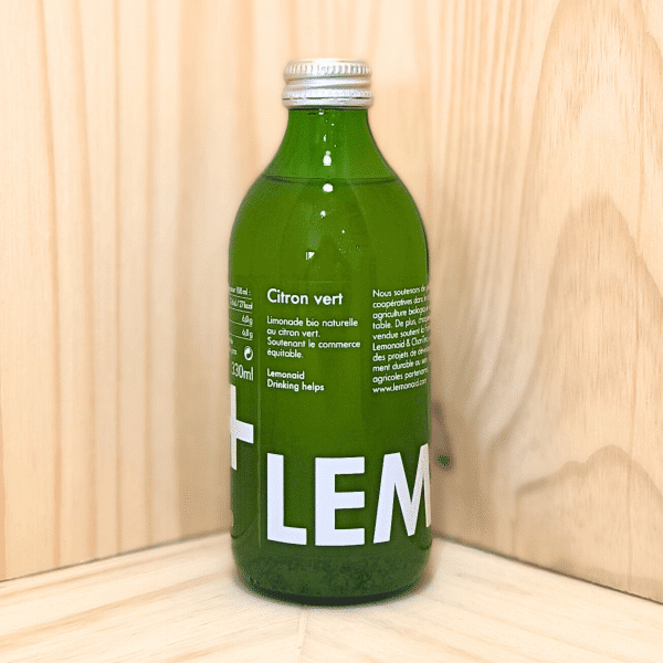 Lemonaid Citron Vert Lemonaid Citron Vert vous propose une limonade au citron vert, alliant l’expertise artisanale et la passion pour une expérience gustative pétillante et rafraîchissante. Cette limonade, au goût acidulé et vivifiant, vous offre un moment de fraîcheur et de satisfaction. Bouteille de 33cl