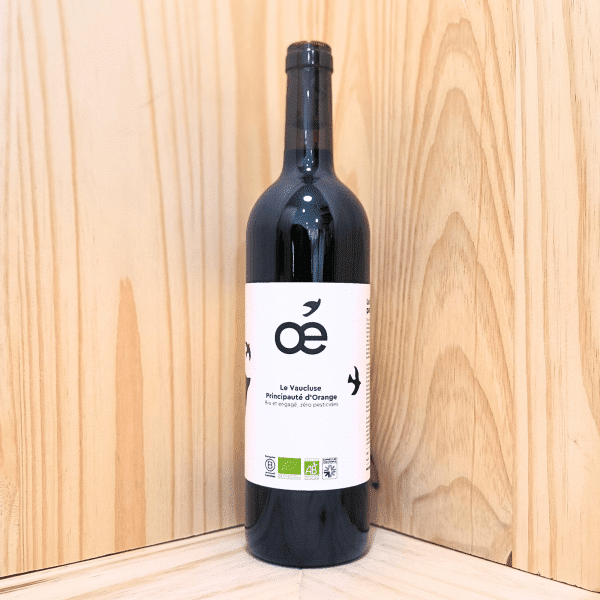 Vaucluse Rouge de Oé est un vin rouge profond et structuré, issu de vignes cultivées biologiquement. Ses arômes de fruits rouges et d'épices capturent la richesse et la diversité du terroir vauclusien, offrant une expérience gustative intense et authentique.