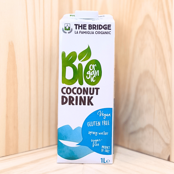 The Bridge vous propose sa boisson de coco, une alternative onctueuse et naturelle au lait. Cette boisson, non sucrée et sans lactose, offre une saveur douce et légèrement nutty, idéale pour enrichir vos recettes ou à déguster seule. Bouteille de 1L