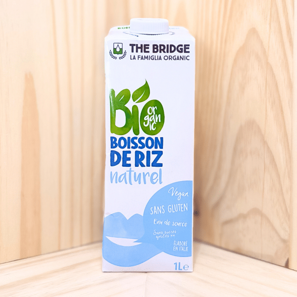 The Bridge vous propose sa boisson de riz, une alternative onctueuse et naturelle au lait. Cette boisson, non sucrée et sans lactose, offre une saveur douce et légèrement nutty, idéale pour enrichir vos recettes ou à déguster seule. Bouteille de 1L