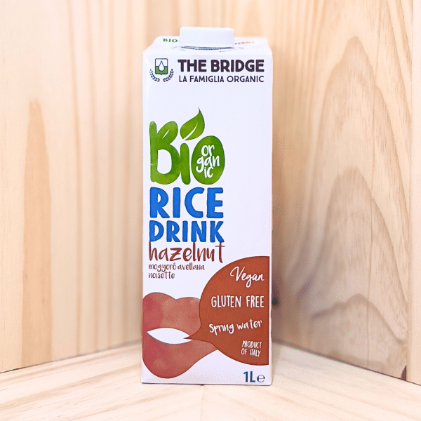 The Bridge vous propose sa boisson de riz noisette, une alternative onctueuse et naturelle au lait. Cette boisson, non sucrée et sans lactose, offre une saveur douce et légèrement nutty, idéale pour enrichir vos recettes ou à déguster seule. Bouteille de 1L