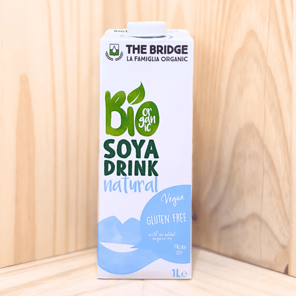 The Bridge vous propose sa boisson de soja, une alternative onctueuse et naturelle au lait. Cette boisson, non sucrée et sans lactose, offre une saveur douce et légèrement nutty, idéale pour enrichir vos recettes ou à déguster seule. Bouteille de 1L