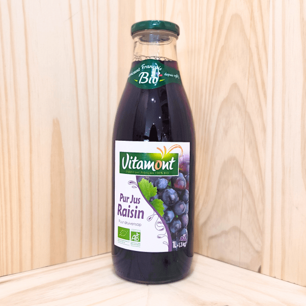 Pur jus de raisin de Vitamont vous invite à découvrir un jus de raisin bio, riche en saveurs et en douceur. Réalisé avec des raisins cueillis à maturité, ce jus vous offre une véritable immersion dans les saveurs du fruit. Bouteille de 1L
