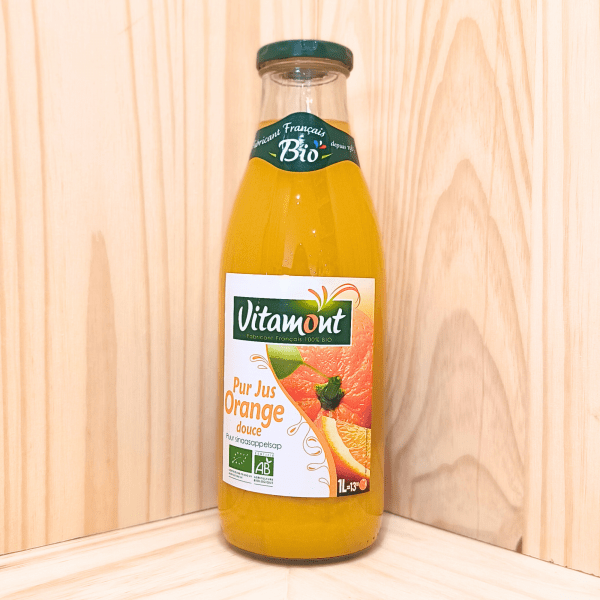 Pur jus orange de Vitamont vous offre un jus d'orange bio 100% pur et rafraîchissant. Savourez l'intensité des oranges mûries au soleil dans chaque gorgée, pour une expérience authentique et revitalisante. Bouteille de 1L