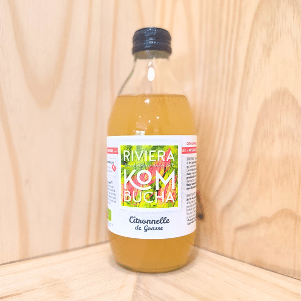 Riviera Kombucha vous propose son Kombucha citronnelle, une boisson de thé fermenté non filtrée et non pasteurisée. Détoxifiante et antioxydante, riche en probiotiques actifs, elle renforce votre microbiote. Bouteille de 33cl