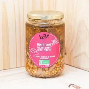 Explorez notre minestrone, une soupe méditerranéenne qui marie harmonieusement haricots et petit épeautre pour une expérience culinaire inégalée. Préparée avec des ingrédients authentiques et cuite lentement pour développer des saveurs riches et profondes. Cette soupe est un véritable régal pour les amateurs de cuisine italienne traditionnelle. Les haricots ajoutent une texture crémeuse tandis que le petit épeautre apporte une touche de rusticité, créant ainsi une combinaison savoureuse et nourrissante. Parfaite pour une journée fraîche ou comme plat principal, notre minestrone haricot est un choix réconfortant qui satisfait les palais les plus exigeants tout en apportant une touche d'authenticité à votre table.