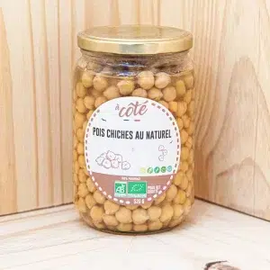 Découvrez nos pois chiches 520g au naturel, une option saine et polyvalente pour agrémenter vos plats préférés. Nos pois chiches sont cuits à la perfection pour une texture tendre et un goût délicat. Prêts à être utilisés dans une variété de recettes, des salades aux plats principaux en passant par les curry exotiques. Riches en protéines végétales et en fibres, ils constituent une excellente source de nutrition tout en offrant une saveur douce et légèrement noisetée qui se marie parfaitement avec divers ingrédients. Que vous les utilisiez pour enrichir vos salades, préparer des houmous maison ou ajouter du corps à vos soupes et ragoûts. Nos pois chiches 520g au naturel sont un choix savoureux et nutritif qui complète parfaitement une alimentation équilibrée.