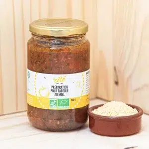 Explorez notre préparation pour taboulé au miel, une fusion délicate de saveurs fraîches et sucrées qui ravira vos papilles. Ce taboulé est subtilement sucré grâce au miel naturellement sucré, équilibré par la fraîcheur des légumes croquants et des herbes aromatiques. Parfait pour accompagner les salades estivales, cette préparation taboulé miel ajoute une note gourmande sans être trop sucrée, offrant ainsi une alternative rafraîchissante aux vinaigrettes traditionnelles. Pratique et prête à l'emploi. Notre taboulé au miel est une excellente option pour ceux qui recherchent une touche sucrée dans leurs salades. Sans compromettre la fraîcheur et la légèreté des ingrédients.