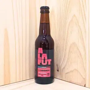 Découvrez la bière ambrée de La Brasserie À La Fût, une véritable richesse en saveurs. Cette bière se distingue par ses notes caramélisées et maltées, offrant une expérience gustative chaleureuse et réconfortante. Brassée avec soin et passion, elle capture les nuances du terroir azuréen, évoquant la douceur des soirées provençales. Non filtrée et non pasteurisée, cette bière ambrée préserve toute son authenticité et ses arômes naturels. Parfaite pour accompagner des plats savoureux ou pour être dégustée seule, chaque gorgée de cette bière révèle la maîtrise et le savoir-faire de La Brasserie À La Fût. Plongez dans cette création artisanale et laissez vous séduire par ses saveurs riches et enveloppantes.