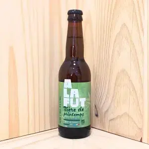 La bière printemps de La Brasserie À La Fût est une bière saisonnière qui célèbre la renaissance de la nature avec des notes florales et fraîches. Brassée biologiquement, elle évoque la douceur et la vivacité du printemps azuréen. Non filtrée et non pasteurisée, cette bière capture l'essence des premiers jours de la saison, offrant une expérience gustative délicate et rafraîchissante. Idéale pour accompagner vos repas légers ou pour être savourée seule, cette bière est une véritable ode à la nature et à la tradition brassicole. Chaque bouteille de cette bière printemps est une invitation à découvrir les saveurs authentiques et naturelles du terroir. Profitez de cette création unique pour célébrer le retour des beaux jours avec La Brasserie À La Fût.