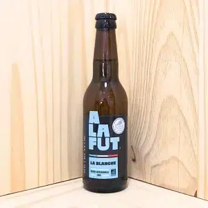 Découvrez la bière blanche de La Brasserie À La Fût, une boisson rafraîchissante aux arômes délicats et épicés. Brassée avec des ingrédients biologiques, cette bière incarne la fraîcheur et la légèreté du terroir azuréen. Non filtrée et non pasteurisée, elle offre une expérience gustative authentique et naturelle. Ses notes subtiles d'agrumes et d'épices la rendent idéale pour accompagner des plats légers ou pour être savourée seule, en toute simplicité. Parfaite pour les journées ensoleillées, cette bière blanche est une véritable invitation à la détente et à la découverte des saveurs uniques du Sud. Appréciez chaque gorgée de cette création artisanale, reflet de la passion et du savoir-faire de La Brasserie À La Fût.