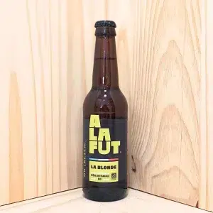 La bière blonde de La Brasserie À La Fût est une véritable expression de douceur et d'équilibre. Brassée avec des ingrédients biologiques, elle se distingue par ses notes maltées et florales qui capturent l'authenticité du Sud. Cette bière douce et rafraîchissante est idéale pour accompagner vos repas ou pour être dégustée seule. Chaque gorgée révèle une harmonie parfaite entre les arômes délicats et la texture légère, offrant une expérience gustative subtile et agréable. Non filtrée et non pasteurisée, cette bière blonde incarne l'art de la brasserie artisanale et le respect du terroir. Laissez vous séduire par cette bière biologique, reflet de la passion et de l'expertise de La Brasserie À La Fût.