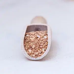 Découvrez nos flocons d'ail, une solution pratique pour ajouter une saveur riche et délicieuse à vos plats sans les inconvénients de l'ail frais. Fabriqués à partir d'ail de qualité, ils offrent une saveur intense qui rehaussera vos recettes préférées. Leur texture pratique permet une utilisation facile et rapide. Que ce soit pour des marinades, des sauces, des soupes ou des sautés. En plus de leur goût puissant, ils conservent tous les bienfaits nutritionnels de l'ail frais, vous permettant de profiter de ses propriétés bénéfiques sans effort. Parfaits pour les cuisiniers pressés ou les amateurs de saveurs authentiques, nos flocons d'ail sont un indispensable de votre cuisine.