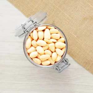 Découvrez nos amandes blanches, une délicieuse noix au goût subtil et à la texture croquante. Parfaites en encas sain ou en ingrédient pour vos recettes, elles séduiront tous les amateurs de saveurs authentiques. Nous sélectionnons soigneusement ces amandes blanches pour vous offrir la meilleure qualité. Riches en nutriments, elles conviennent à une alimentation équilibrée. Ajoutez les à vos plats pour une touche raffinée et croquante. Emportez nos amandes partout avec vous pour un en-cas rapide et nutritif. Savourez la simplicité et la richesse de nos amandes, une véritable invitation à la gourmandise saine.